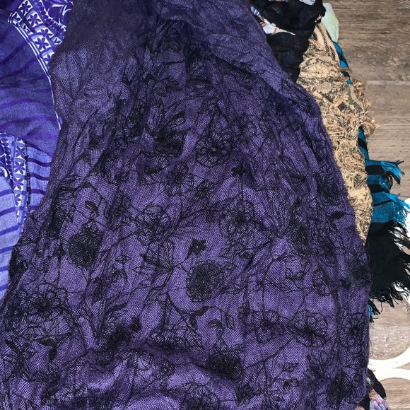 Assorted Patterned Scarves - Picture 9 of 12